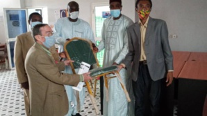 M. Leslie McBride remet du matériel au CEDPE M. Leslie McBride remet du matériel au CEDPE