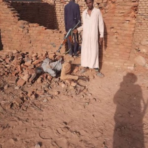 Image choquante d'un jeune achevant un blessé Image choquante d'un jeune achevant un blessé