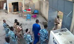 Masra en tenue bleue foncée Masra en tenue bleue foncée