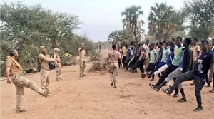 Des mercenaires colombiens entraînant des enfants