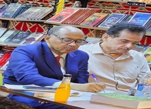 Dr. Bilal Mokhtar, en costume bleu lors de présentation de son ouvrage au Caire en 2025