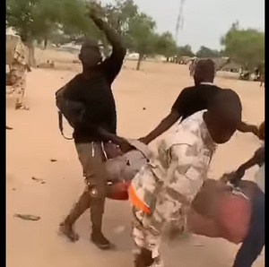 Tchad : des uniformes militaires brûlés, symbole du divorce entre la jeunesse et la junte