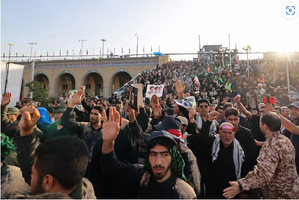 Des milliers d'Iraniens affluent sur le site des funérailles pour rendre hommage à Khamenei