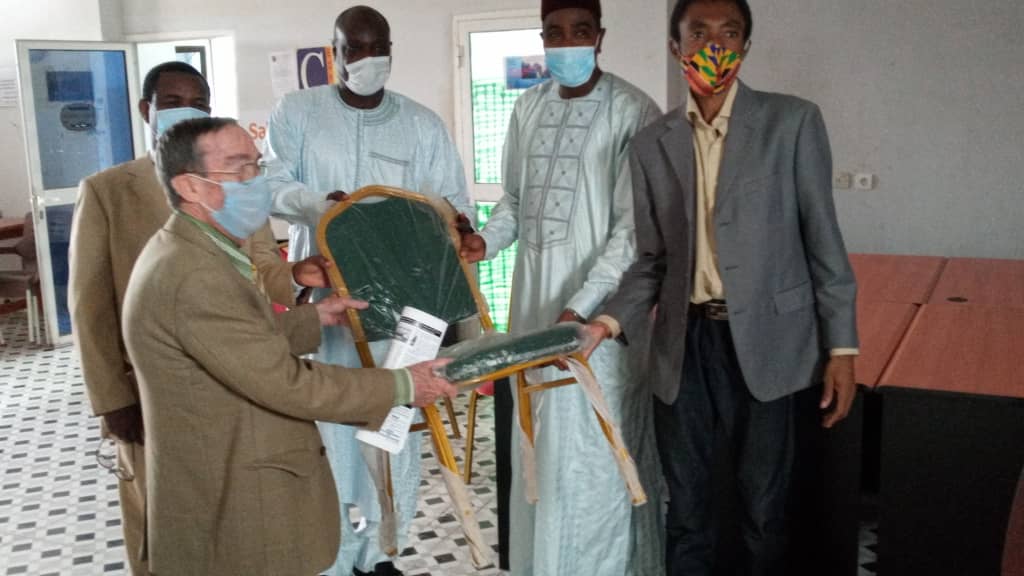 M. Leslie McBride remet du matériel au CEDPE