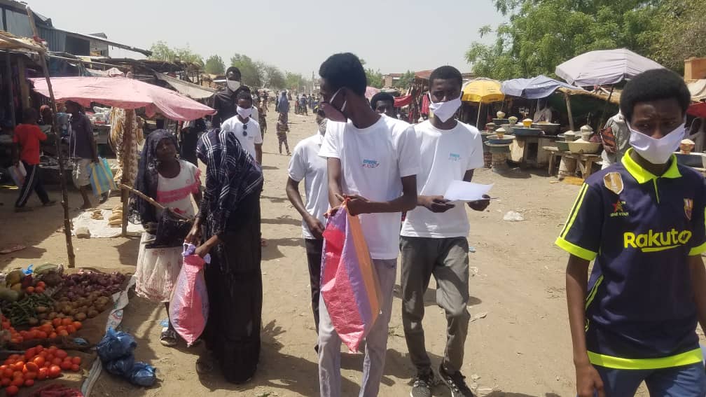 Au Tchad la jeunesse du CEDPE distribue gratuitement de masques