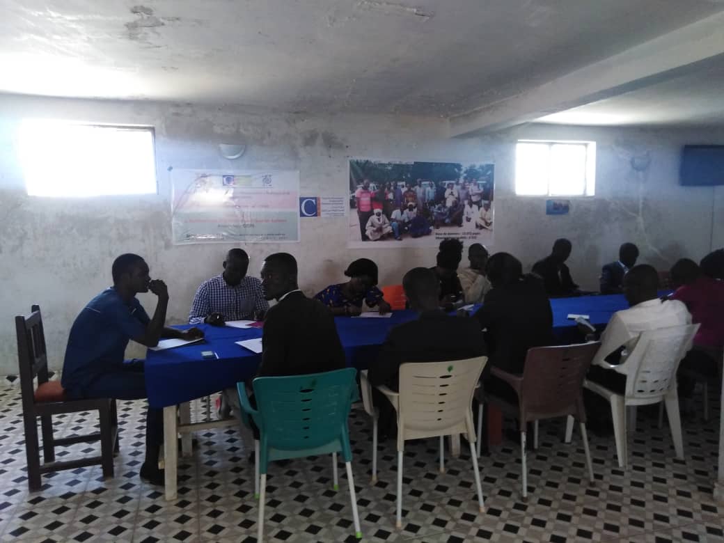 Entretien au CEDPE avec des jeunes chercheurs d'emploi 