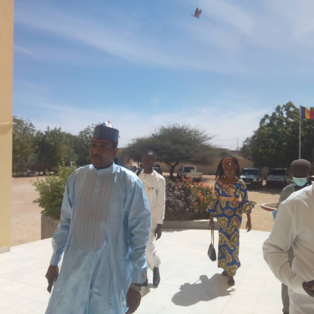 L'équipe du CEDPE à l'entrée de la résidence du gouverneur
