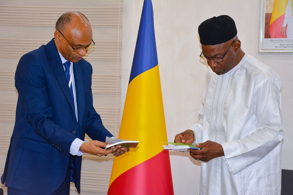 رئيس مركز الدراسات الدكتور أحمد يعقوب دابيو يقدم حزمة من الكتب لرئيس الوزراء التشادي صالح كيبزابو.