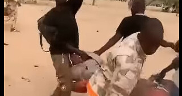 Tchad : des uniformes militaires brûlés, symbole du divorce entre la jeunesse et la junte
